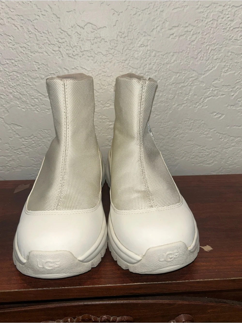UGG Women's White Yose Zip Fleece Lined Snow Boots Size 7